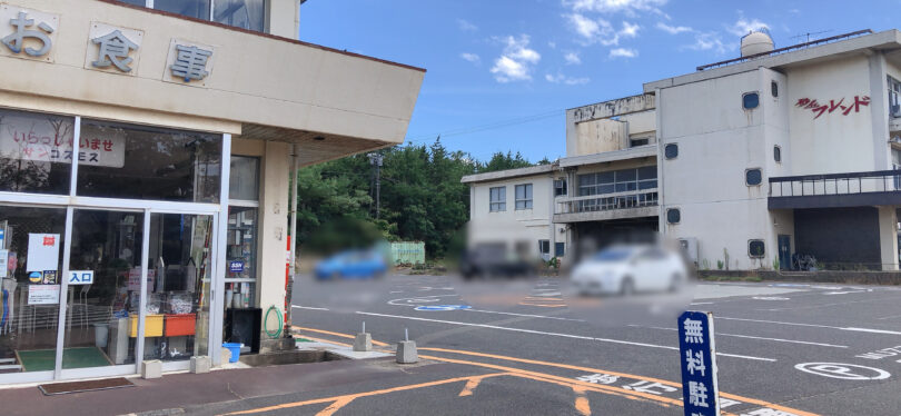共同の広い駐車場があります。