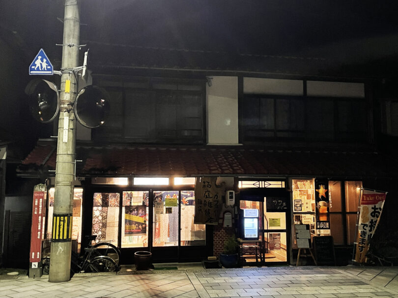 雑貨店にカフェ・バーが併設。