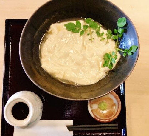 今回は鳥取県米子市米原にある、「鹿幸（ろっこう）」をご紹介いたします。 手打ちで仕上げたお蕎麦を提供する出雲そば屋さんです♪