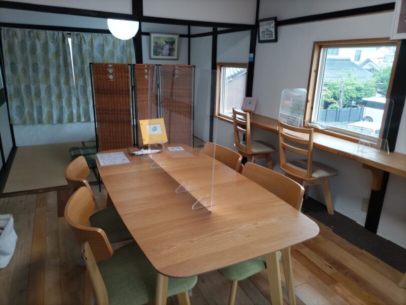 2階にはテーブル席とカウンター席があり、窓の外に久松山を眺めることができます。