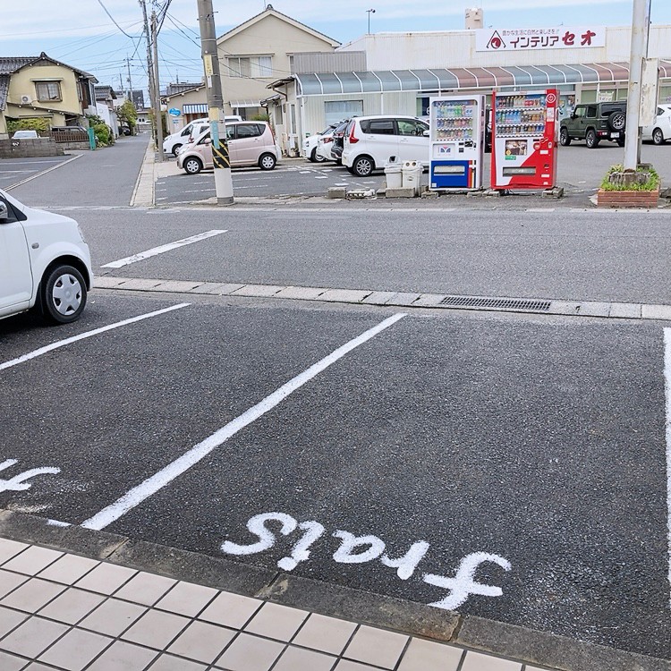 駐車場は、店舗前に5台分有ります。