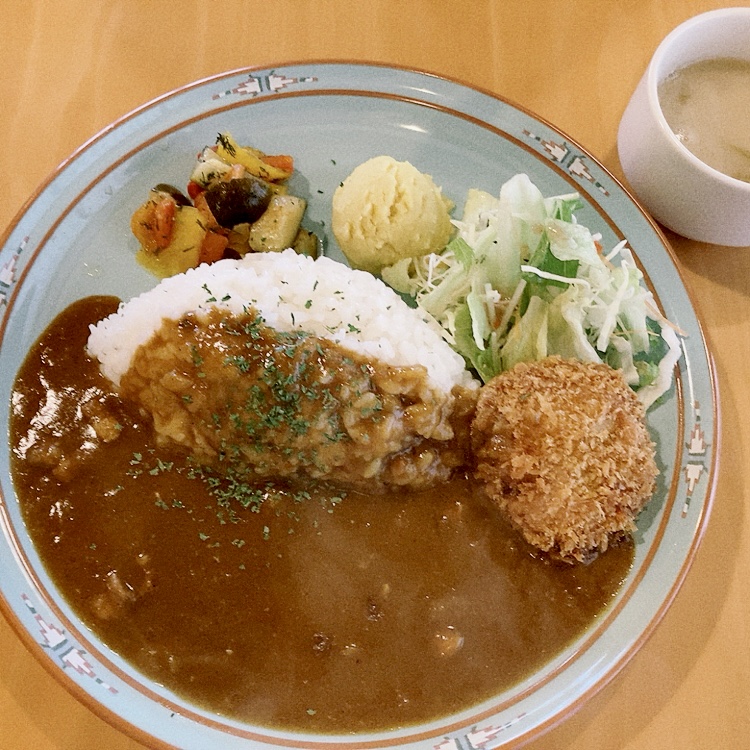 食器も素敵で目を引きます。スープがおまけでついてきました。この日は島根県名物「しじみ」のスープ！