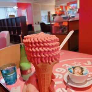 【倉吉市】カフェマザー(Cafe MOTHER)|名作映画の料理と空間を堪能!名物ソフトクリームも♡〜24時まで営業