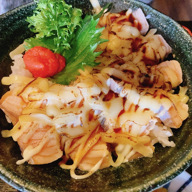 炙りサーモンチーズ丼　940円　味噌汁：サラダ：お漬物付き