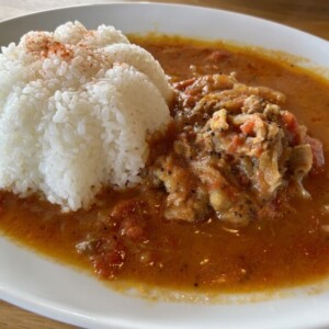 【米子市】食堂市場-ichiba-｜独自のブレンドがクセになる特製スパイスカレーがワンだふる…🍛