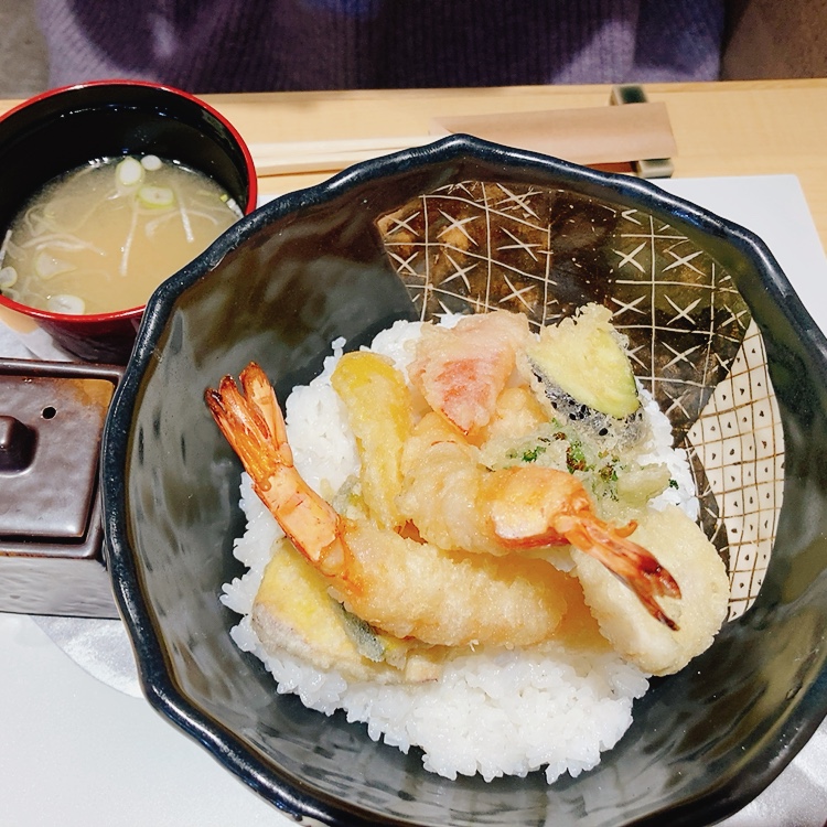 海老、魚に加えて、野菜や大山鶏の天ぷらがトッピングされています。