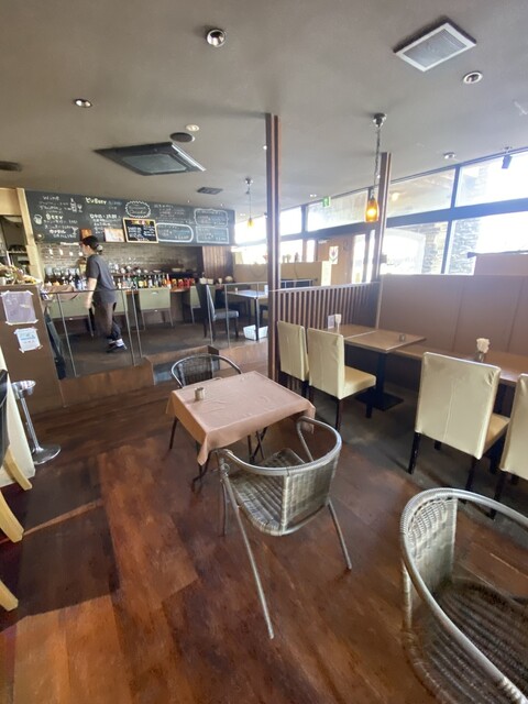 カフェレストラン コモドの店内