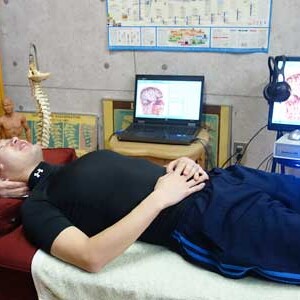 【痛くない施術で猫背、肩・腰痛を改善！】開業35年のカイロプラクティックオフィス「ウェルネスOKITA（オキタ）」｜鳥取市