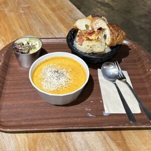 【鳥取市】TREES COFFEE COMPANY(ツリーズコーヒーカンパニー)ハートランドマミー店|おしゃれで広々!ランチやディナーには魅力的なパンバイキング付き