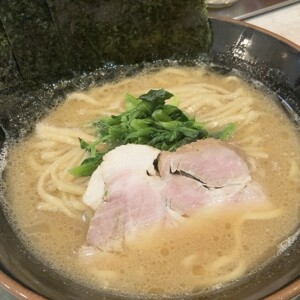 【米子市】はし友ラーメン|こだわりの太麺×濃厚スープ!味変も楽しめる至福の一杯