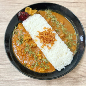 【用瀬町】カレー&カフェ MARUKO｜黄色いビルが目印！大人気の日替わりスイーツとスパイスカレーのお店