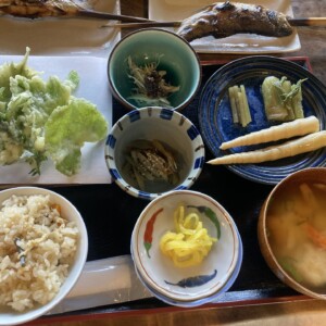 【鏡野町】いっぷく亭|茅葺き古民家で味わう郷土料理と絶景ランチ