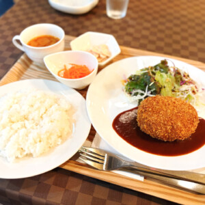 【鳥取市】カジュアルレストランGEM|肉汁あふれる名物メンチカツランチが人気!