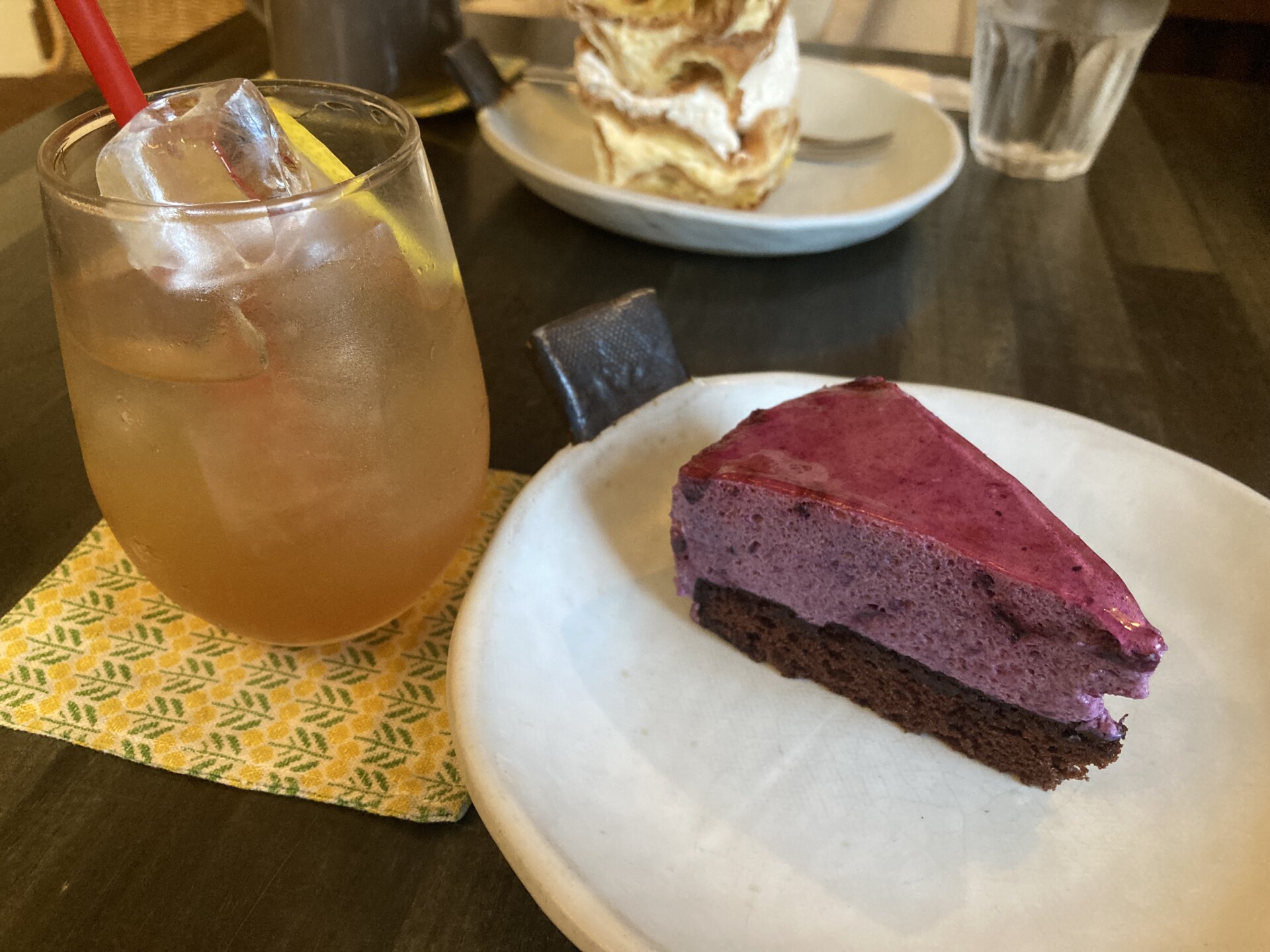 ケーキセット:エルダーフラワー(アイス)、八雲町産ブルーベリームース