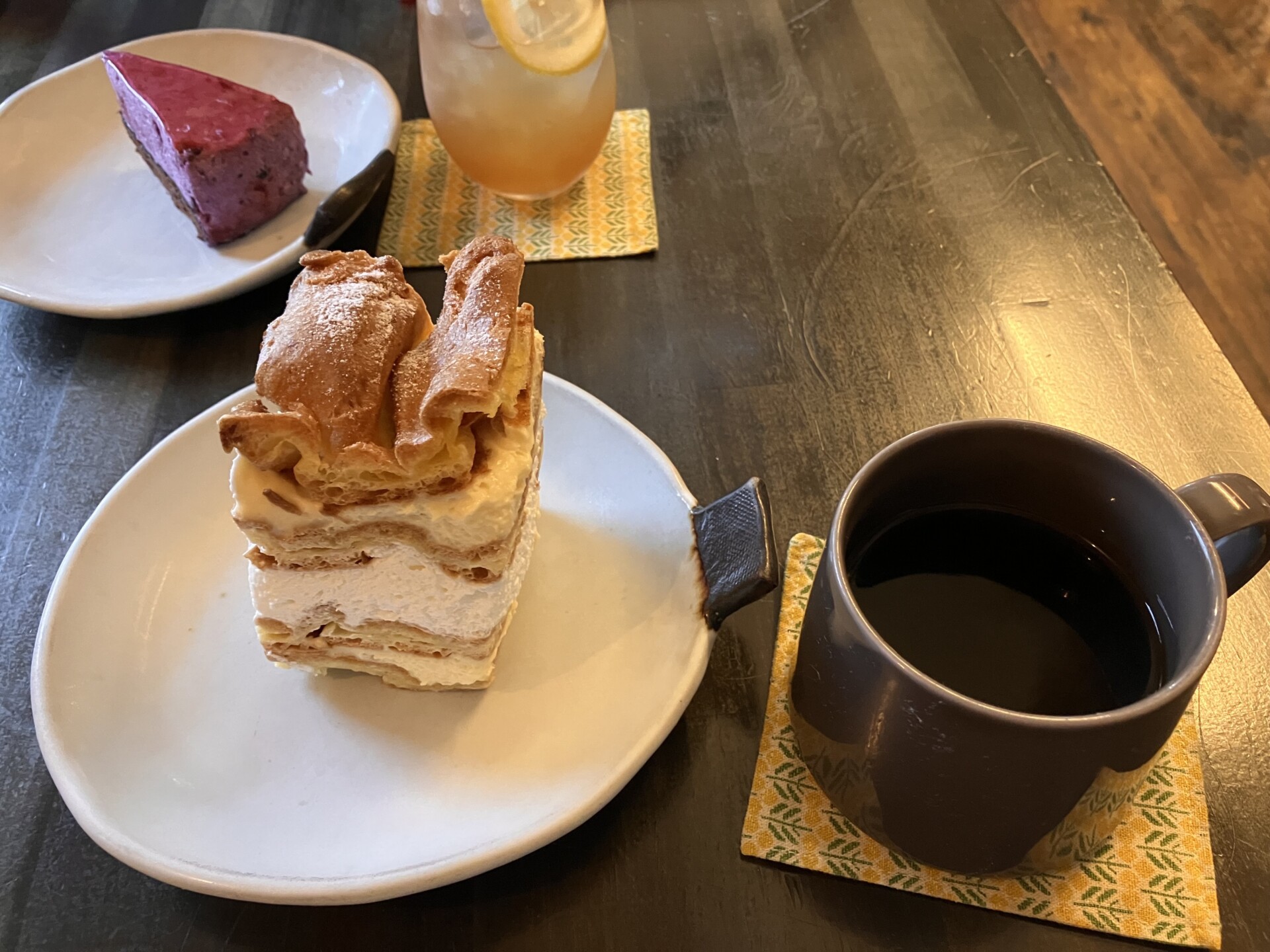 ケーキセット:エルダーフラワー(アイス)、八雲町産ブルーベリームース