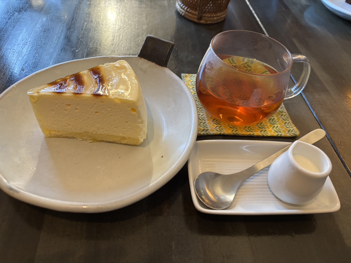 ケーキセット:エルダーフラワー(アイス)、八雲町産ブルーベリームース