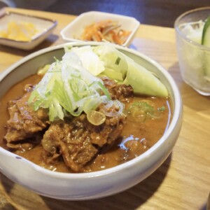 【西伯郡】食堂しんさん|ボリューム満点!一度食べたら忘れられない、濃厚どて焼きとぷりぷりもつ煮込み定食を堪能