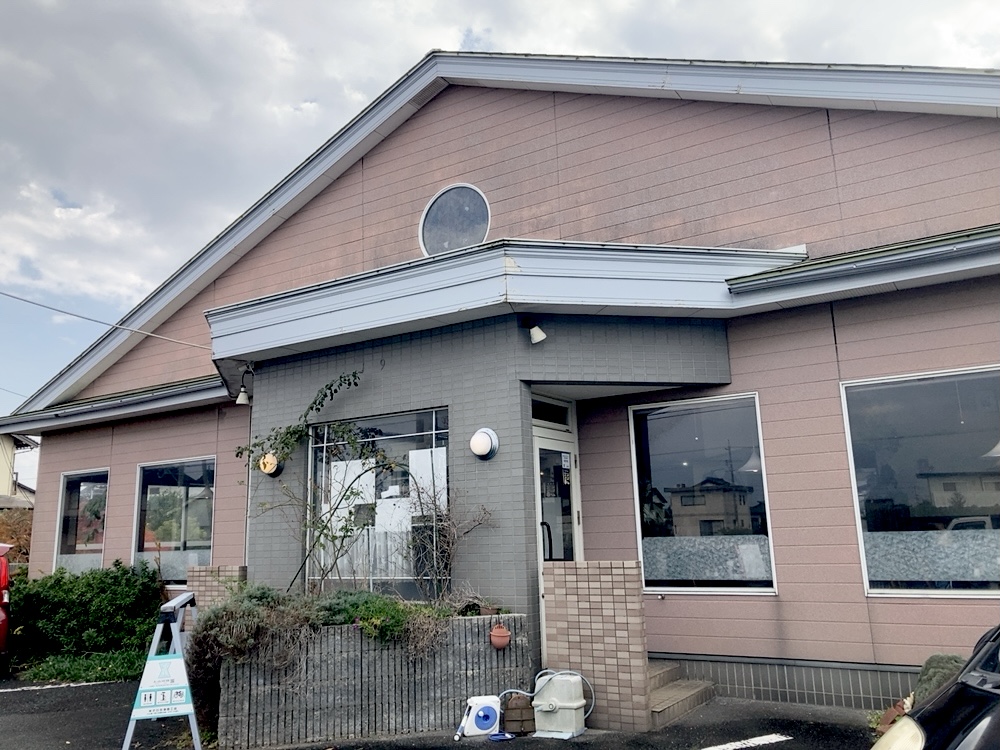 国道9号線沿いのお店です