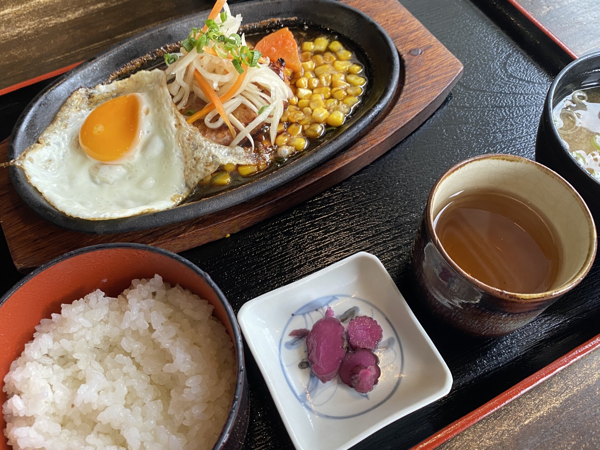 和風ハンバーグ825円+和風セット(ご飯・漬物・味噌汁)330円