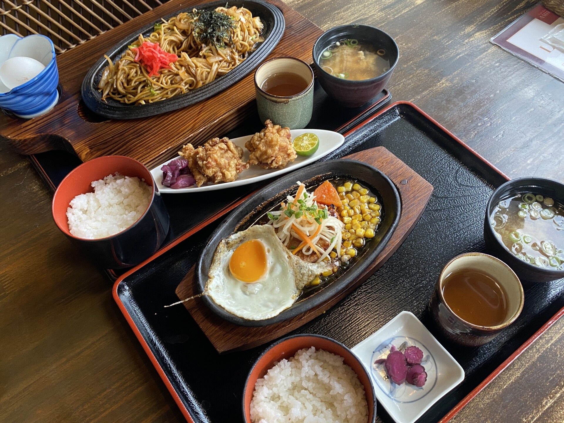 人気メニュー:鉄板焼きそば770円+ご飯セット(ご飯・漬物・唐揚げ2個・味噌汁)440円