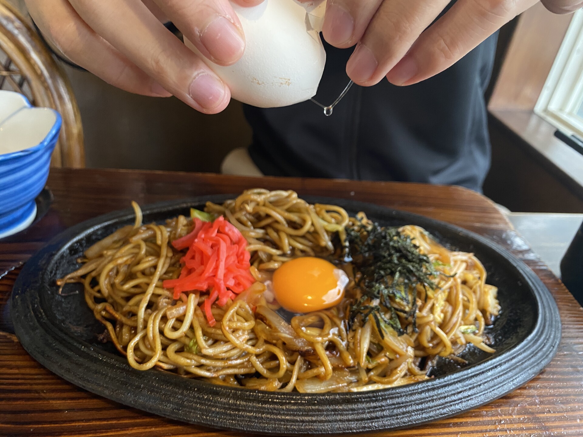 鉄板焼きそばには、途中で卵を割り入れます。