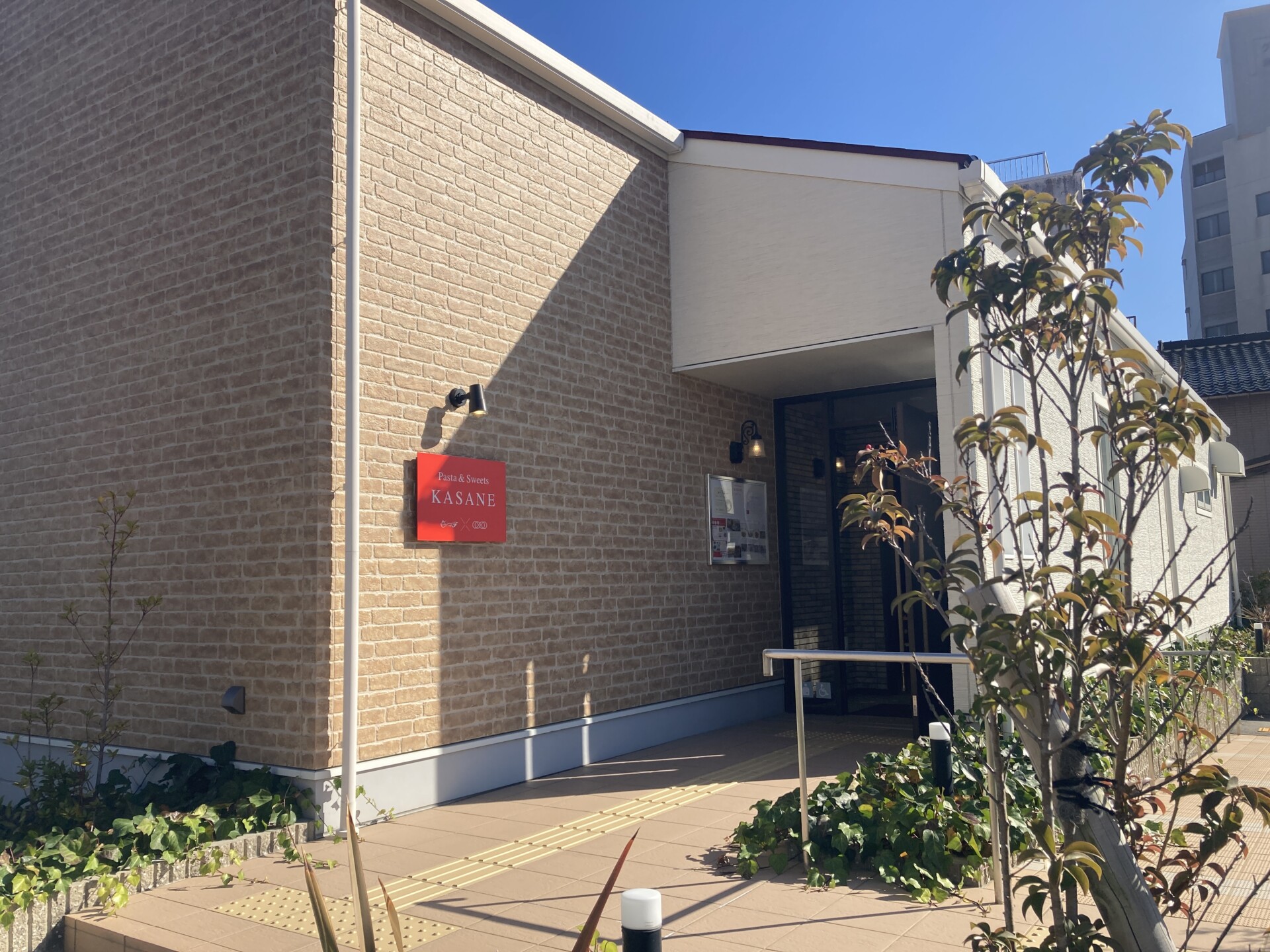 外観は白・薄茶色・緑を基調とした明るい雰囲気。