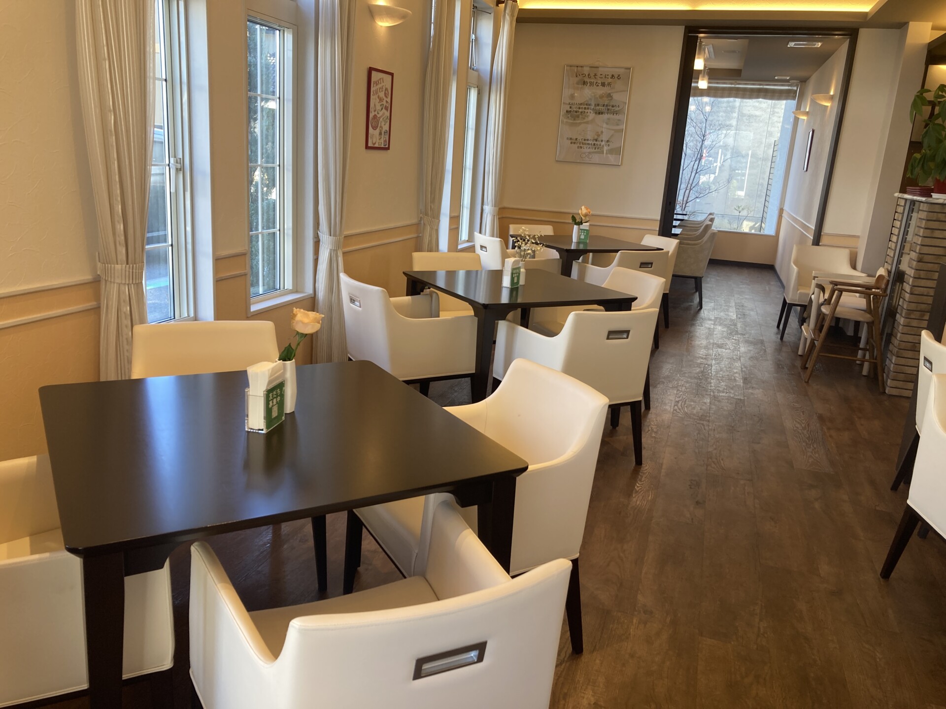 店内は結婚式場経験を活かした高級感と落ち着きが共存しています。