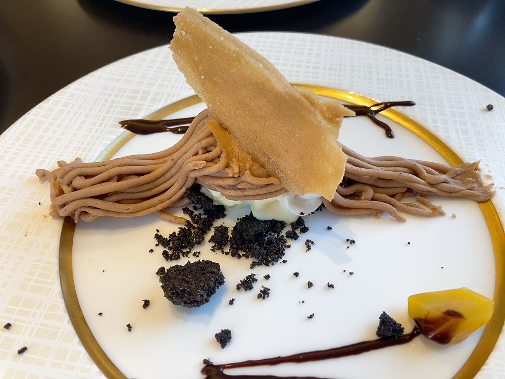 食事の最後を飾るのは、目にも楽しいモンブラン。