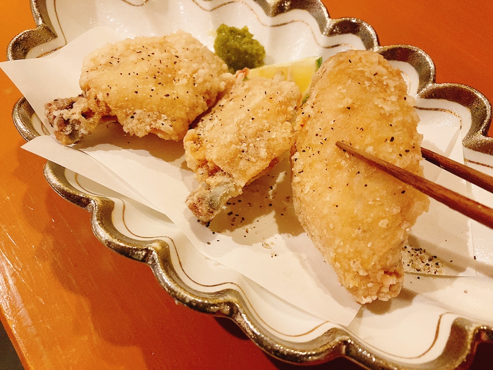 見た目から食欲をそそる黄金色に揚がった手羽先。