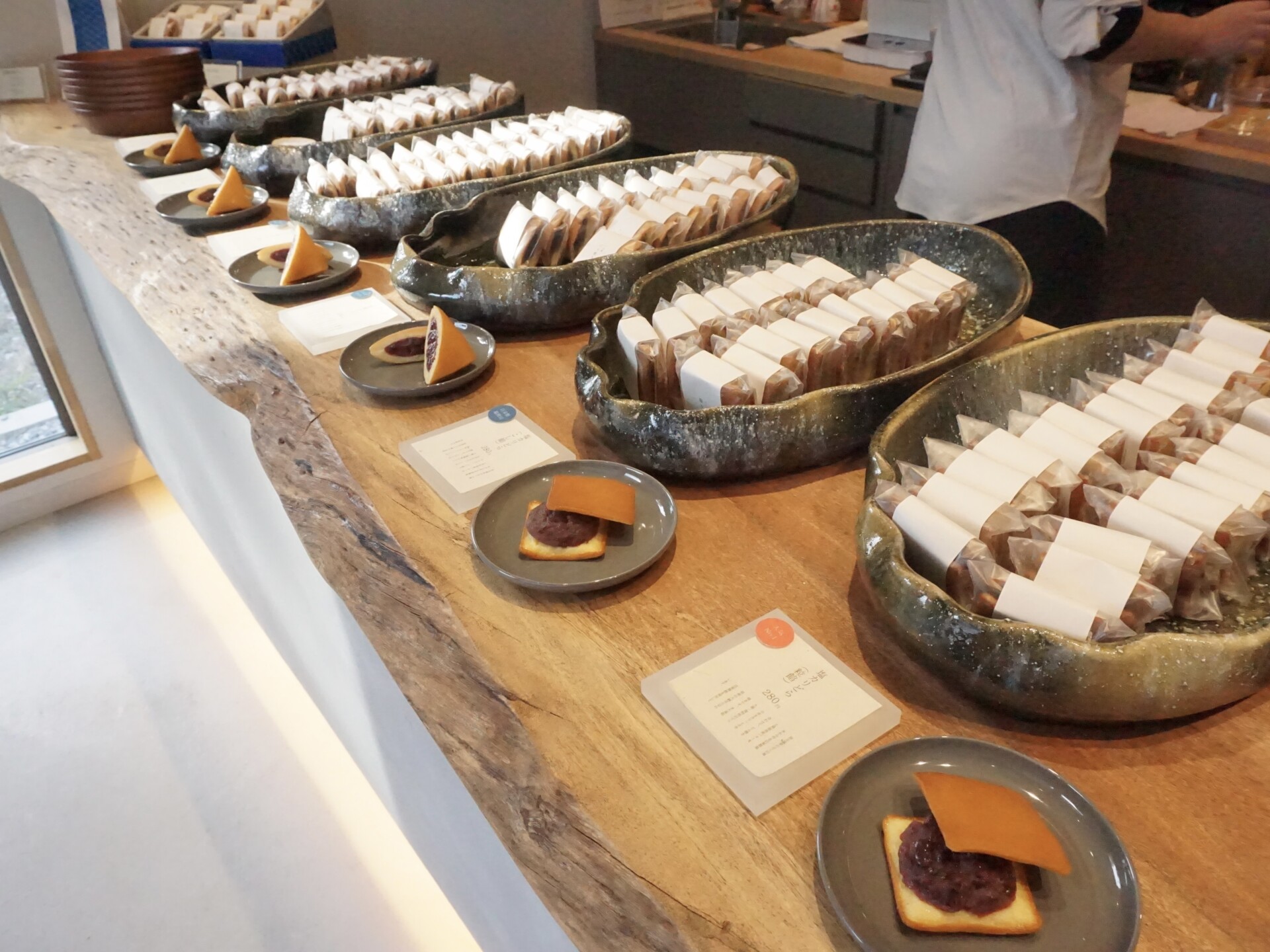 販売に至るまでに 100パターン以上の試作 を重ねて完成したこだわりのどら焼きは、老若男女問わず多くの人々を魅了しています。