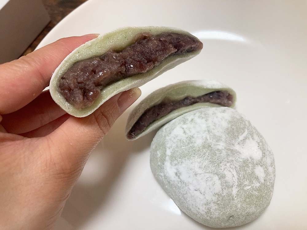 日野米を使用したよもぎ餡餅。木曜日のみの限定販売です。