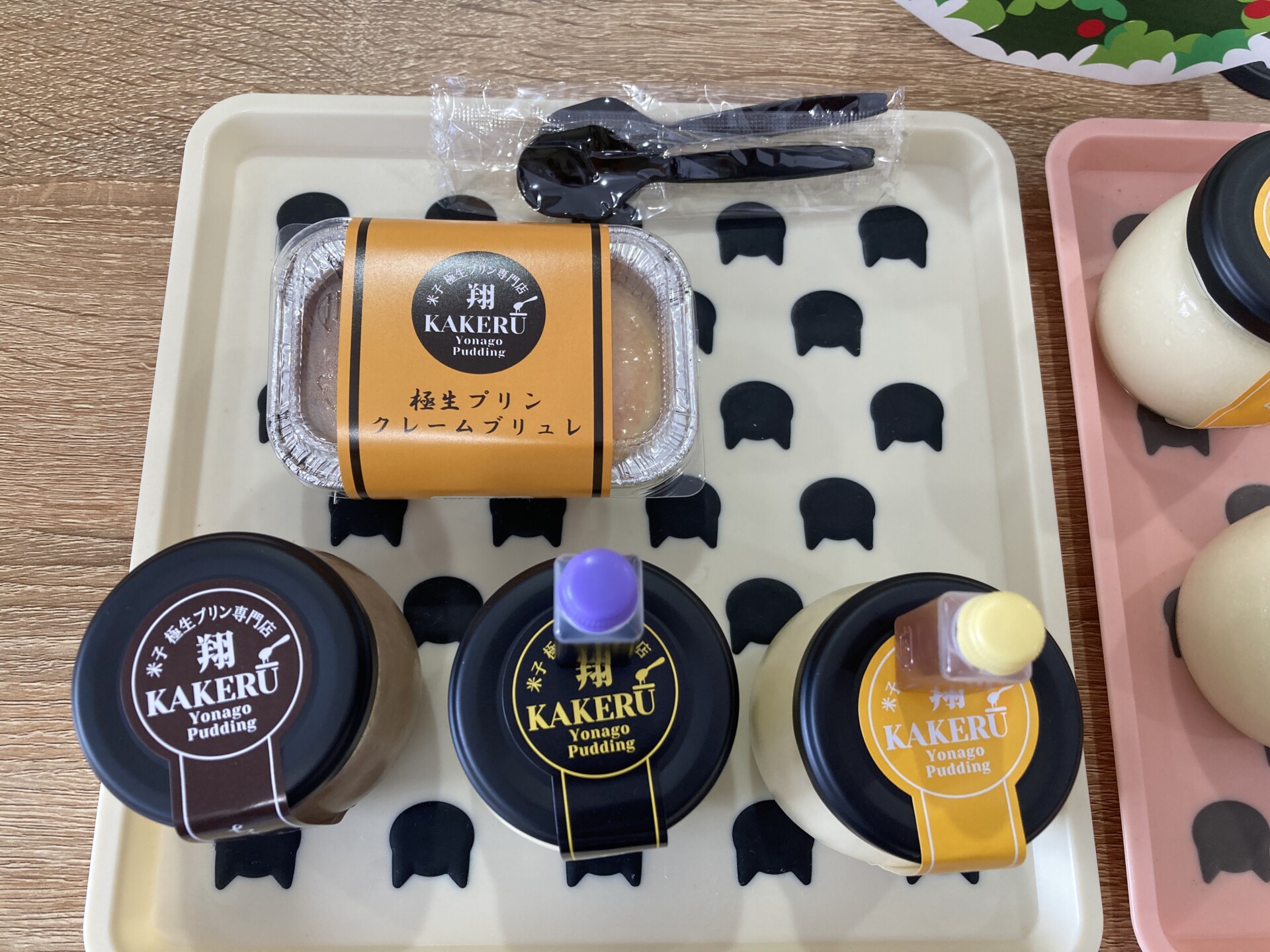 クレームブリュレは、注文後にバーナーでキャラメリゼして仕上げるライブ感のあるスイーツ。