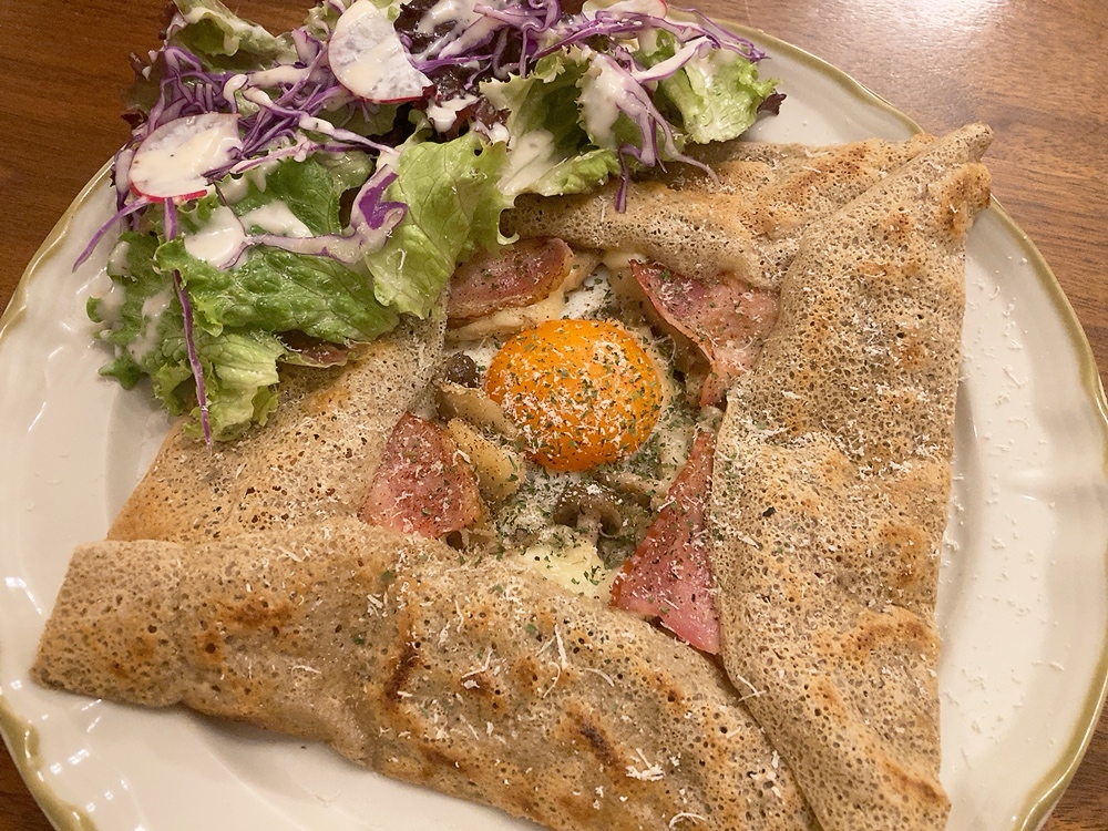 蕎麦粉100％の生地を香ばしく焼き上げたガレット。