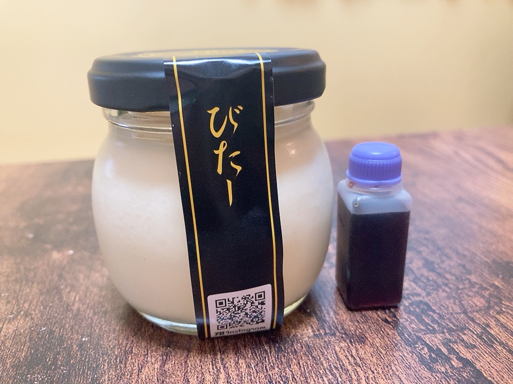 ほろ苦いビターソースと極生プリンのハーモニーが楽しめる、まさに大人向けの味わい。