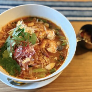 【倉吉市】フォー屋れんげ｜元銭湯リノベ空間で楽しむ人気のトムヤンクンフォー