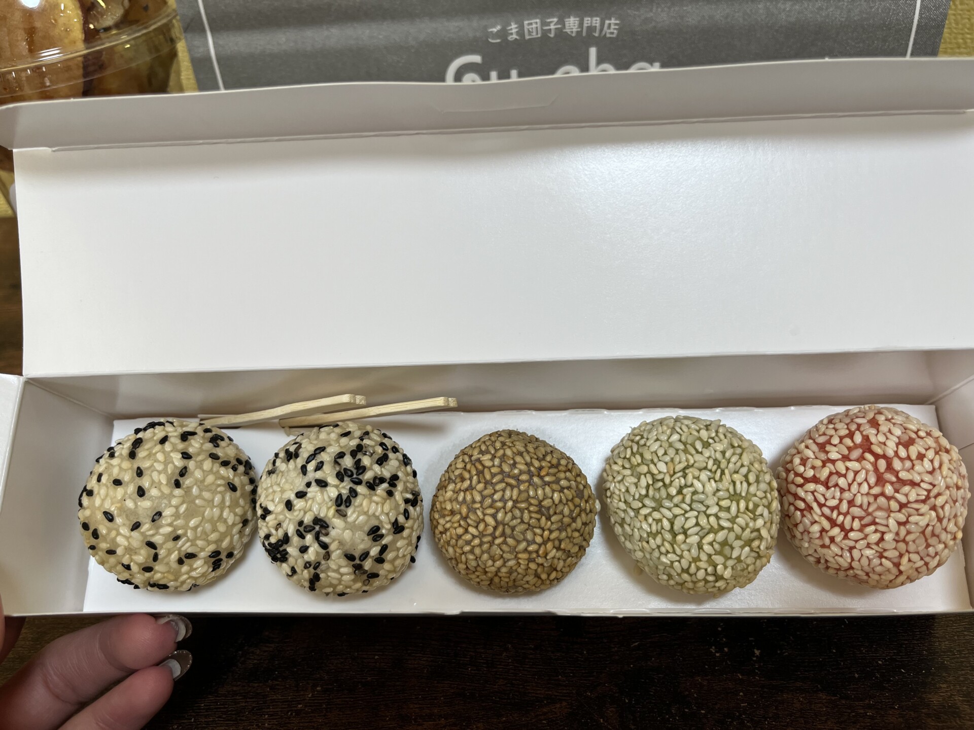 外はカリッと香ばしく、中はもちもち。中からは、コクがありつつもくどさのない、上品な甘さの黒ごま餡がとろり。