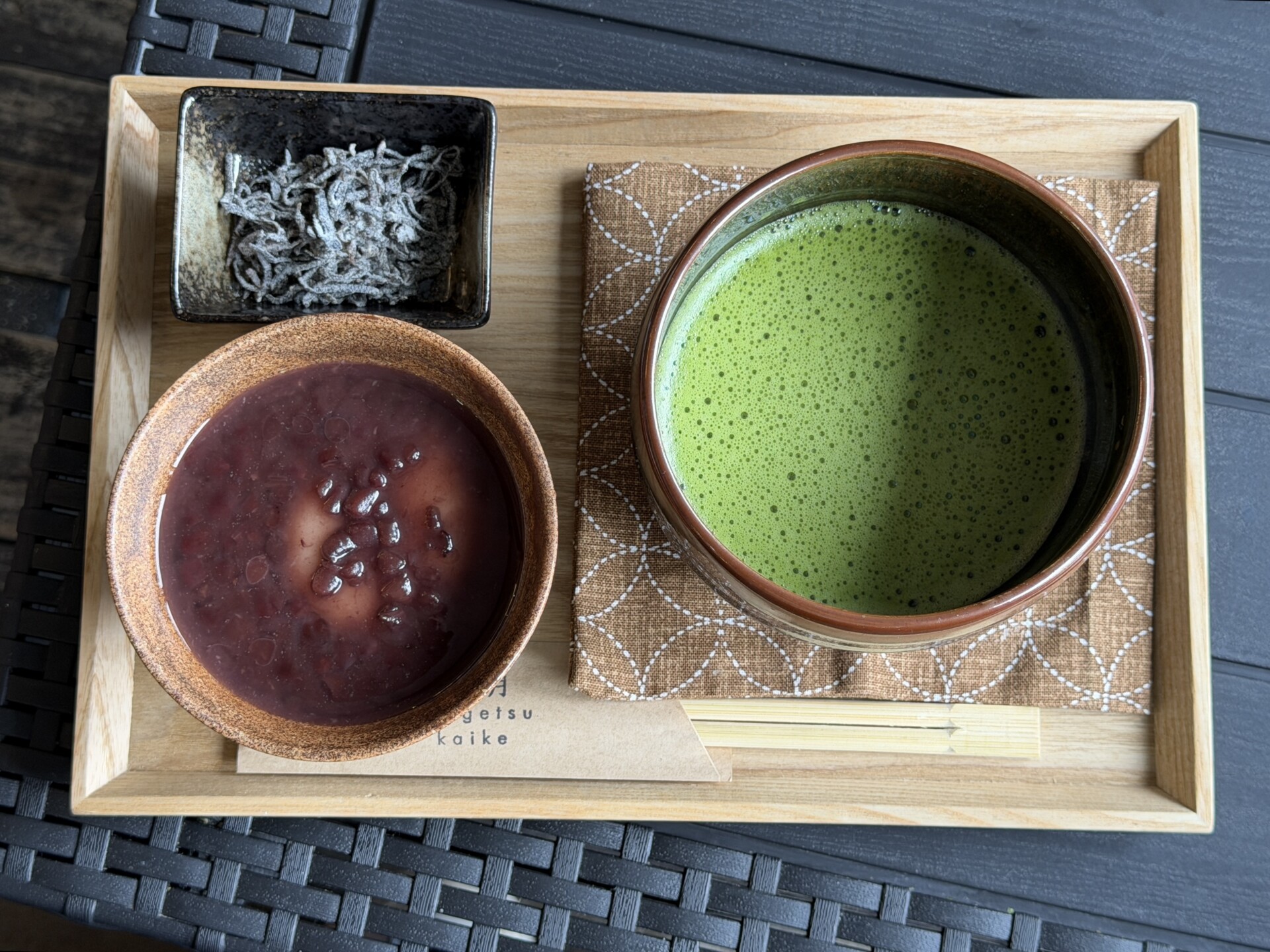 秋月の自家製小豆あんと、餅屋いけがみの杵つき餅の組み合わせ。やさしく奥行きのある味わいに仕上げられています。