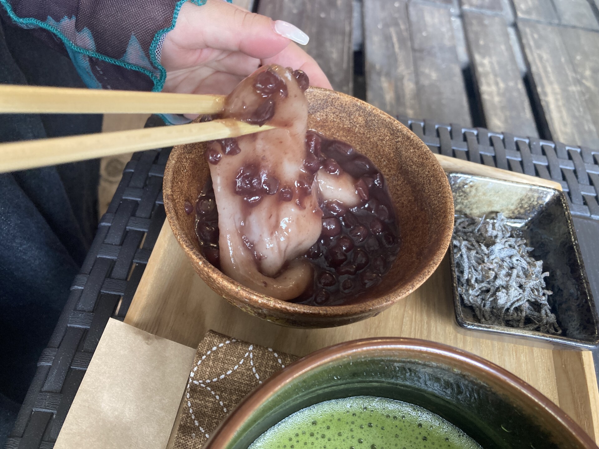 小豆は北海道十勝産の特選小豆を使用。全国の和菓子職人にも選ばれる風味豊かな一級品で、脂肪分が少なく、からだにやさしい素材です。